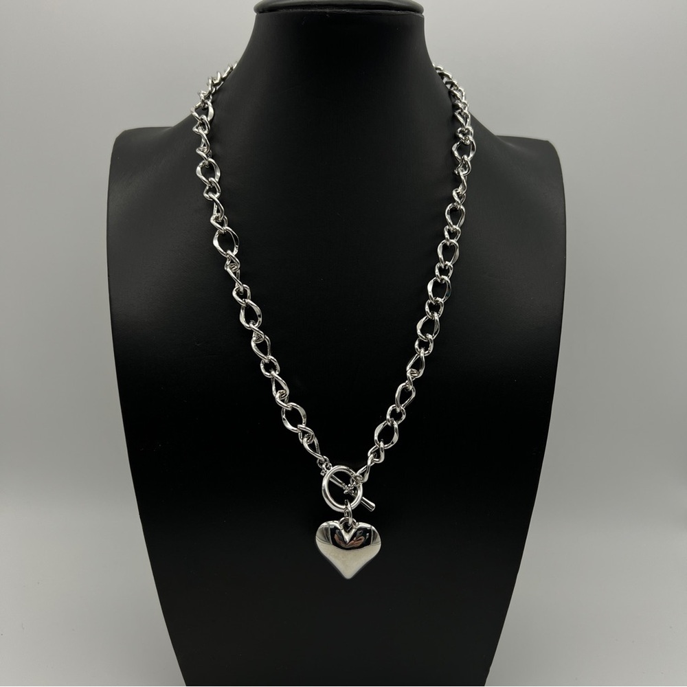 NWT Silver Tone Puff Heart Necklace • Chunky Chain • Toggle Clasp • 18”